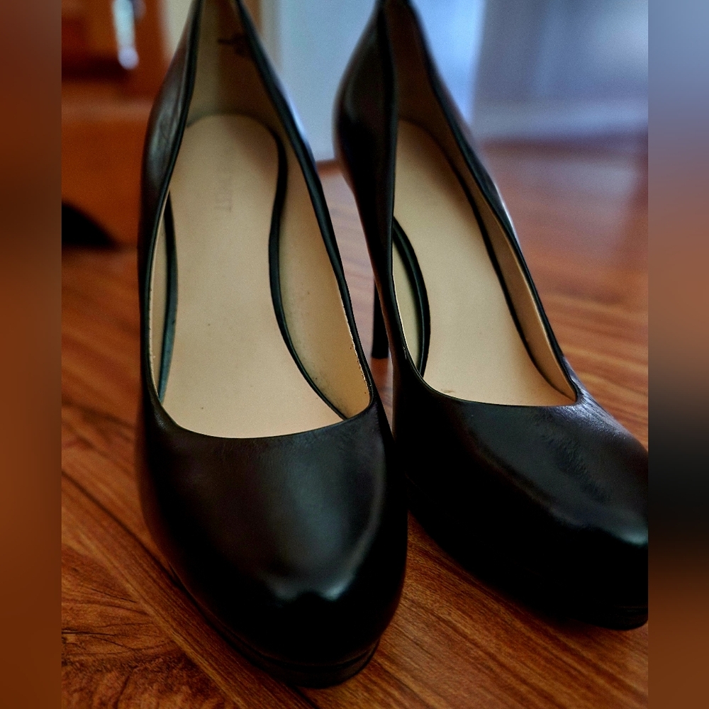Like New: Nine West black pumps size 8.5